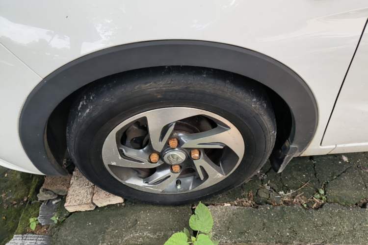Used Baojun 310 2017 1.5L Automatic Fashion Model Left Front Wheel Hub