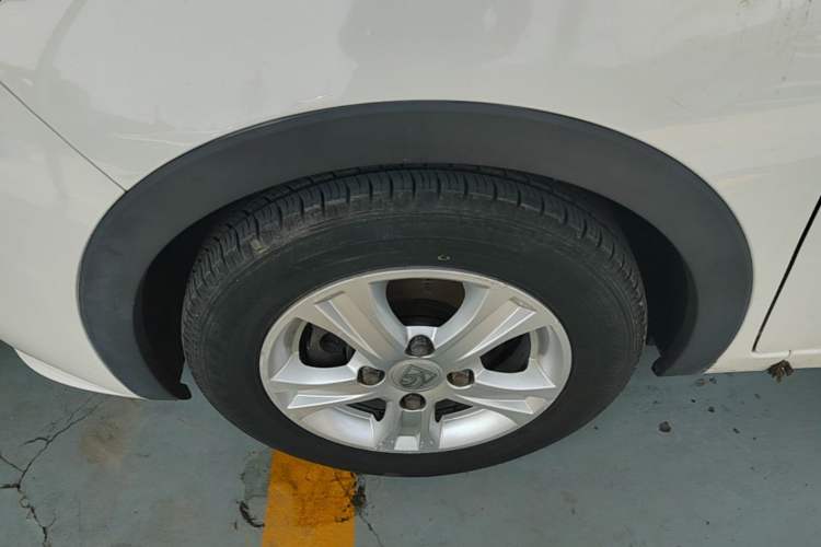 Used Baojun 310 2017 1.5L automatic comfort version Left Front Wheel Hub