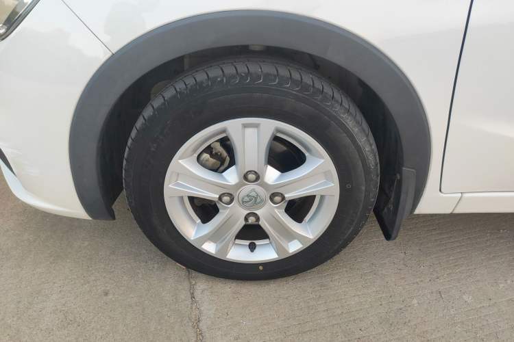 Used Baojun 310 2017 1.5L Manual Fashion Model Left Front Wheel Hub