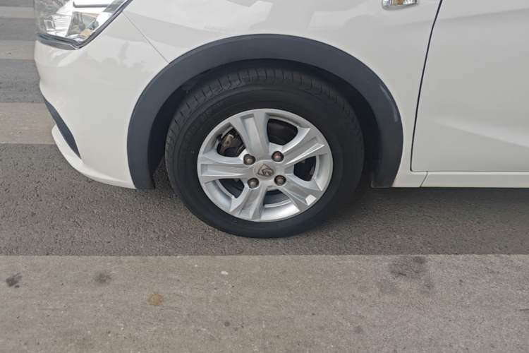 Used Baojun 310 2017 1.5L Automatic Fashion Model Left Front Wheel Hub