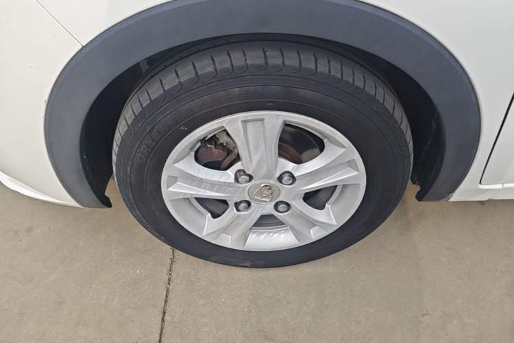 Used Baojun 310 2017 1.5L automatic comfort version Left Front Wheel Hub
