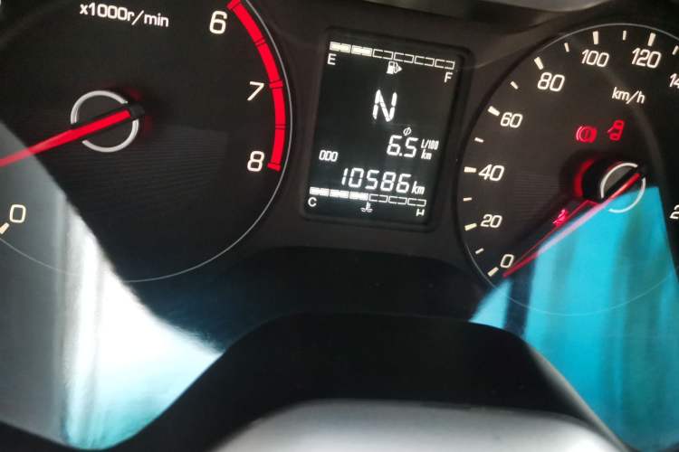 Used Baojun 310 2017 1.5L Automatic Fashion Model Odometer Close Up