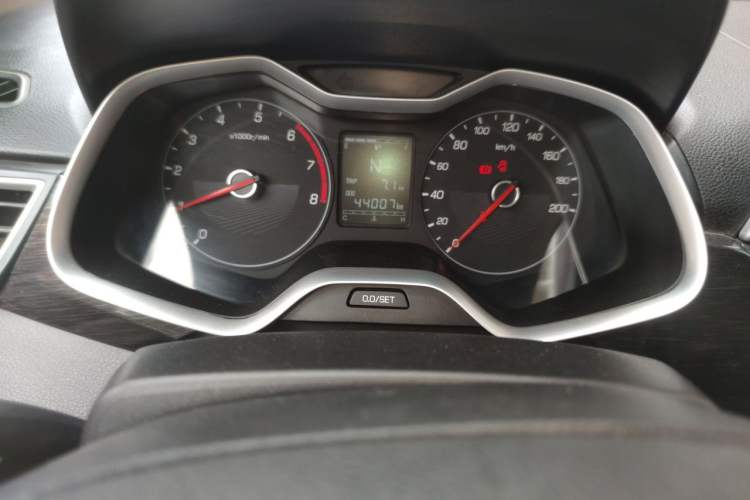 Used Baojun 310 2017 1.5L Automatic Fashion Model Odometer Close Up