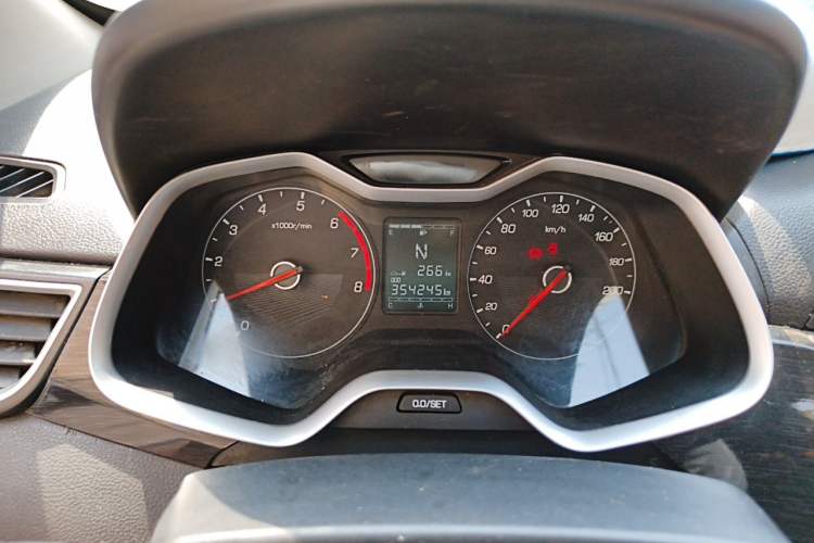 Used Baojun 310 2017 1.5L Automatic Fashion Model Odometer Close Up