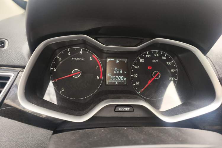 Used Baojun 310 2017 1.5L Manual Fashion Model Odometer Close Up