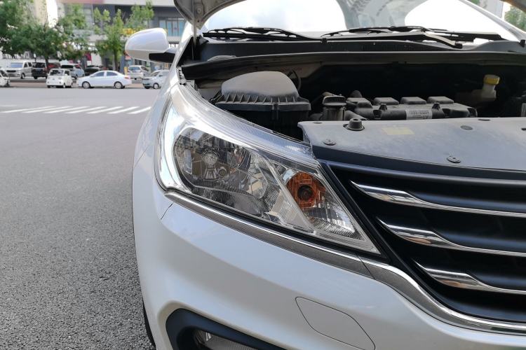 Used Baojun 310 2017 1.5L Automatic Fashion Model Right Front Headlight