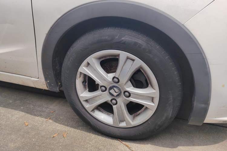 Used Baojun 310 2017 1.5L Automatic Fashion Model Right Front Wheel Hub