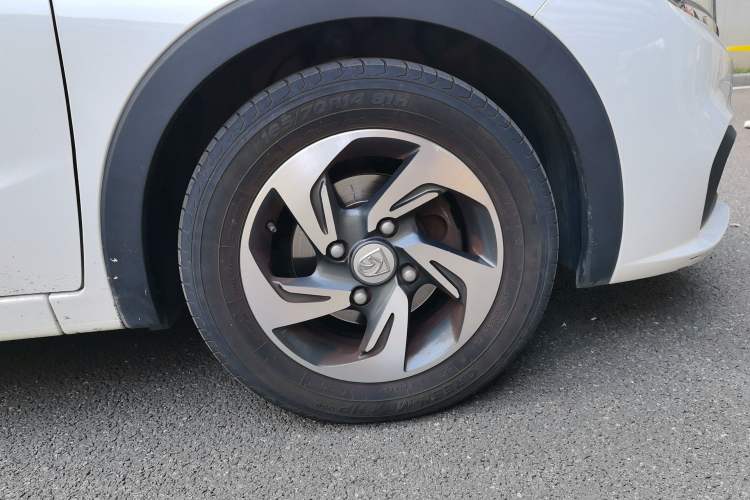 Used Baojun 310 2017 1.5L Automatic Fashion Model Right Front Wheel Hub