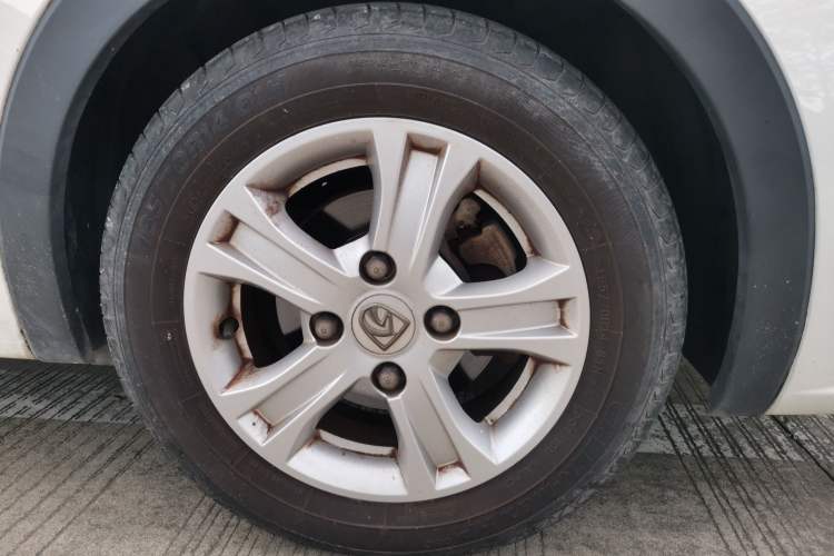 Used Baojun 310 2017 1.5L Automatic Fashion Model Right Front Wheel Hub