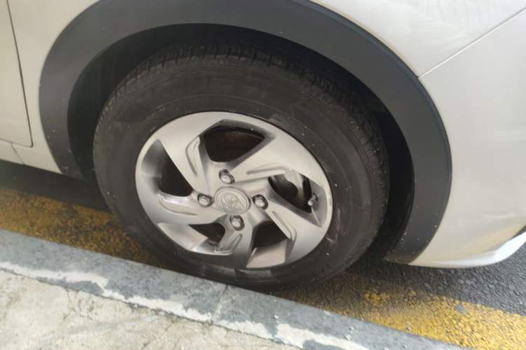 Used Baojun 310 2017 1.5L Automatic Fashion Model Right Front Wheel Hub