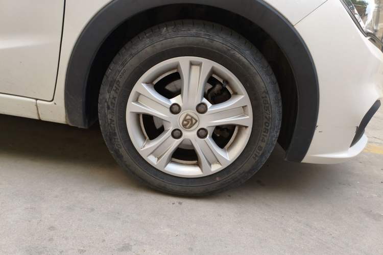 Used Baojun 310 2017 1.5L Automatic Fashion Model Right Front Wheel Hub
