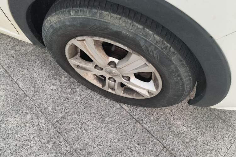 Used Baojun 310 2017 1.5L automatic comfort version Right Front Wheel Hub