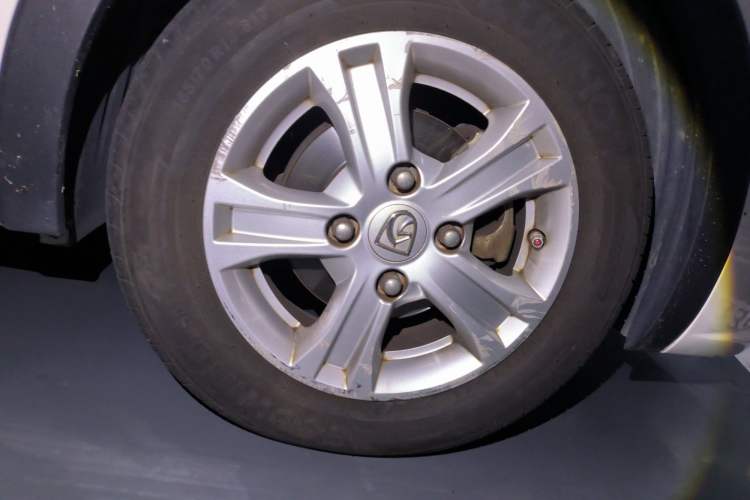 Used Baojun 310 2017 1.5L Automatic Fashion Model Right Front Wheel Hub