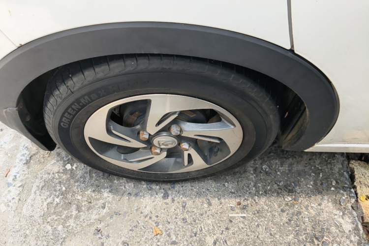 Used Baojun 310 2017 1.5L Automatic Fashion Model Right Rear Wheel Hub