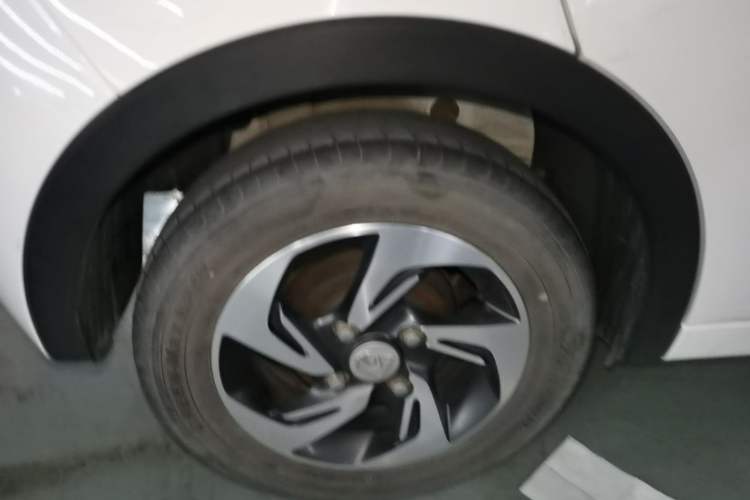 Used Baojun 310 2017 1.5L Automatic Fashion Model Right Rear Wheel Hub