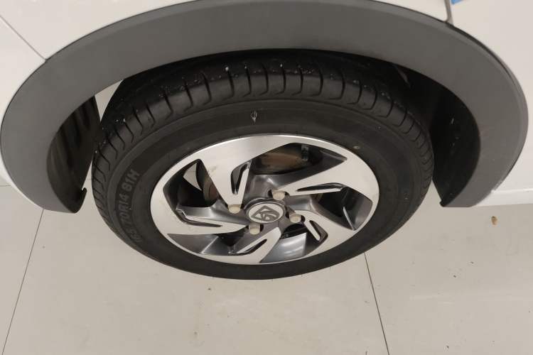 Used Baojun 310 2017 1.5L Automatic Fashion Model Right Rear Wheel Hub