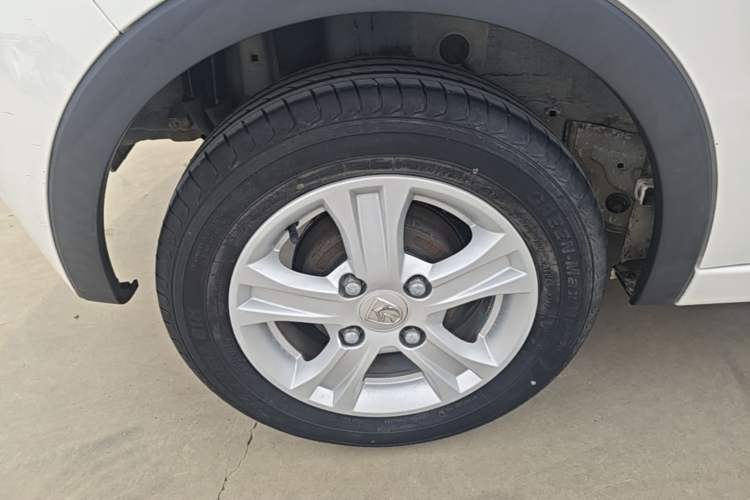 Used Baojun 310 2017 1.5L automatic comfort version Right Rear Wheel Hub