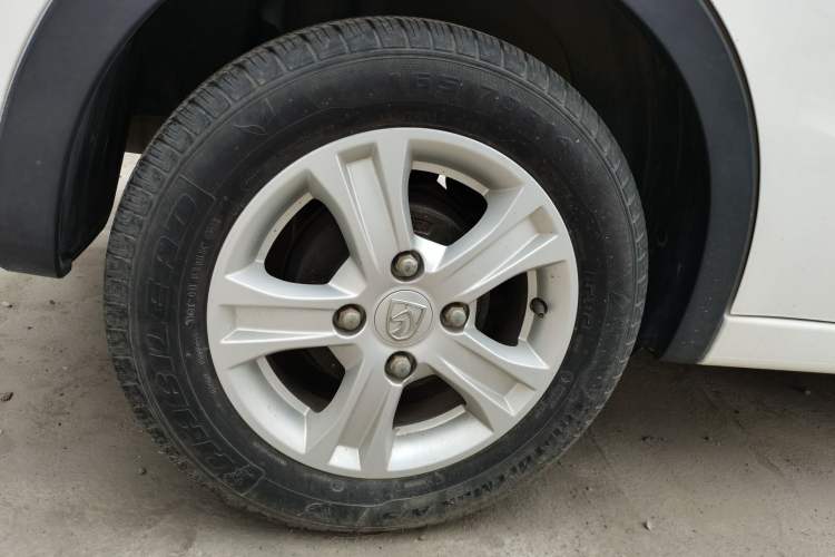 Used Baojun 310 2017 1.5L Automatic Fashion Model Right Rear Wheel Hub