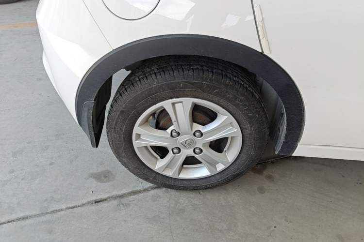 Used Baojun 310 2017 1.5L Automatic Fashion Model Right Rear Wheel Hub