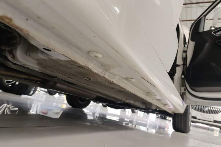 Used Baojun 310 2017 1.5L Automatic Fashion Model Right Side Sill