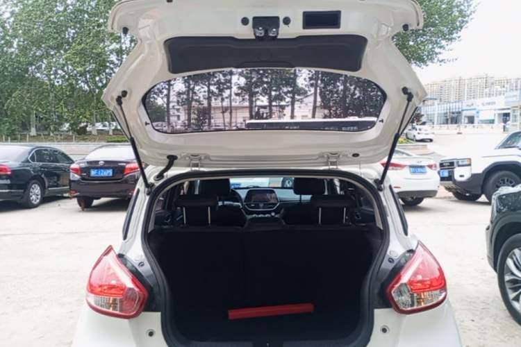 Used Baojun 310 2017 1.5L Manual Fashion Model Trunk