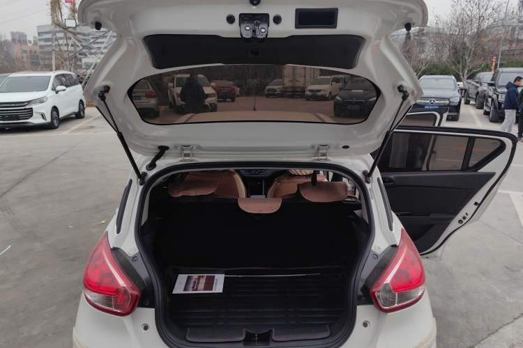 Used Baojun 310 2017 1.5L automatic comfort version Trunk