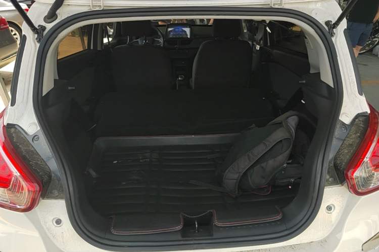 Used Baojun 310 2017 1.5L automatic comfort version Trunk