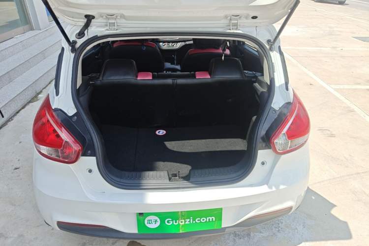 Used Baojun 310 2017 1.5L automatic comfort version Trunk
