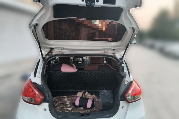 Used Baojun 310 2017 1.5L automatic comfort version Trunk