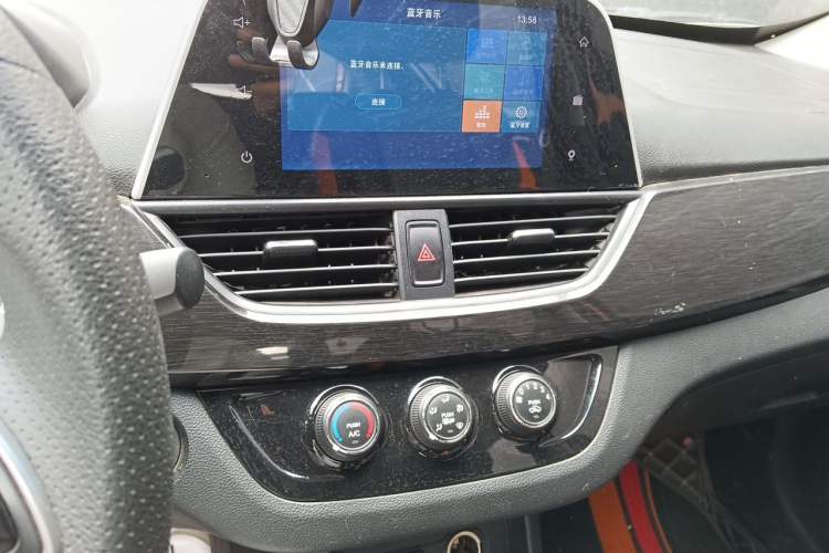 Used Baojun 310 2017 1.5L Automatic Luxury Model Audio And AC Panel
