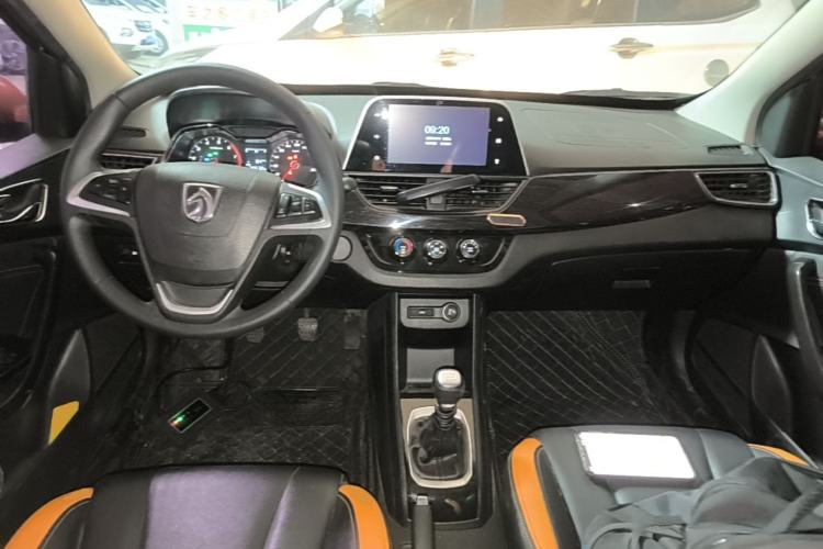 Used Baojun 310 2017 1.5L Manual Luxury Model Center Console