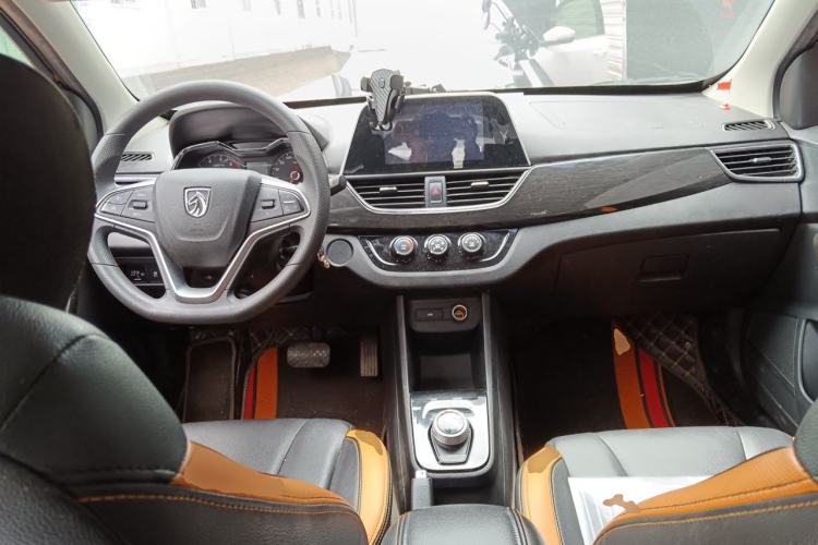 Used Baojun 310 2017 1.5L Automatic Luxury Model Center Console