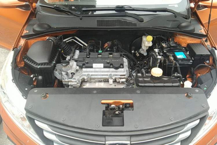 Used Baojun 310 2017 1.5L Automatic Fashion Model Engine Bay