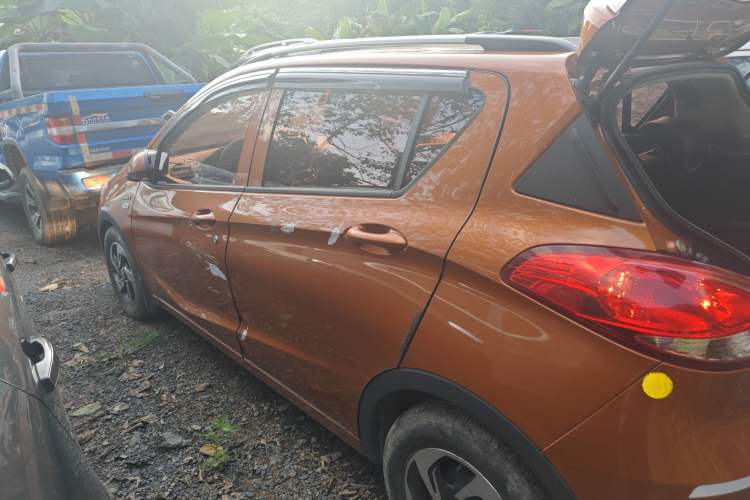 Used Baojun 310 2017 1.5L Automatic Fashion Model Exterior 3