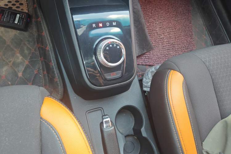 Used Baojun 310 2017 1.5L Automatic Fashion Model Gear Lever
