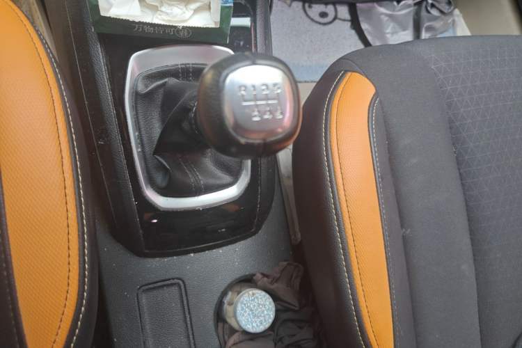Used Baojun 310 2017 1.5L Manual Fashion Model Gear Lever