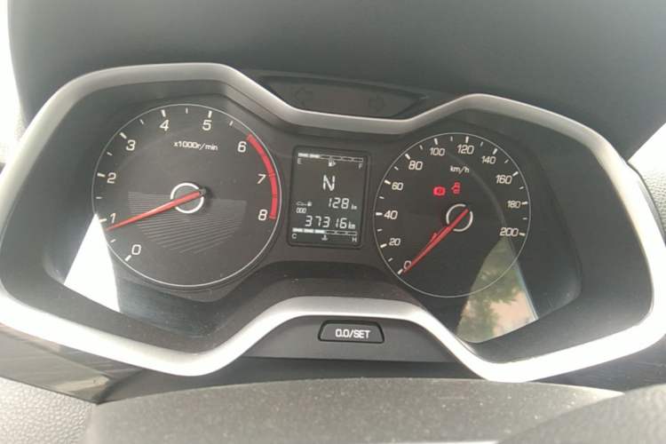 Used Baojun 310 2017 1.5L Automatic Fashion Model Odometer Close Up