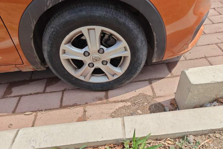 Used Baojun 310 2017 1.5L Automatic Fashion Model Right Front Wheel Hub