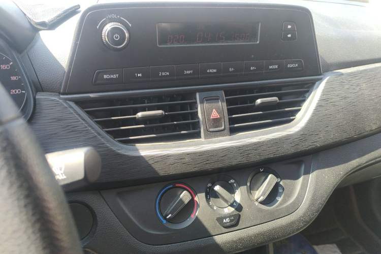 Used Baojun 310 2020 1.2L Manual Comfort Edition Audio And AC Panel