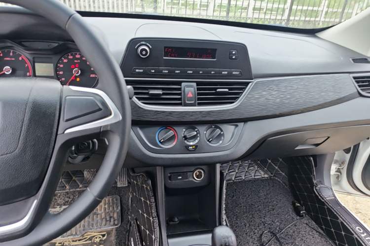 Used Baojun 310 2020 1.2L Manual Comfort Edition Audio And AC Panel