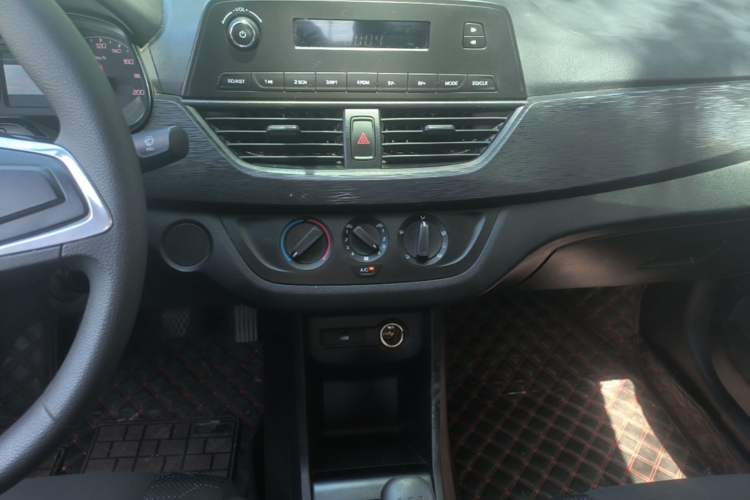 Used Baojun 310 2020 1.2L Manual Comfort Edition Audio And AC Panel