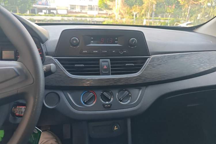 Used Baojun 310 2020 1.2L Manual Value Edition Audio And AC Panel