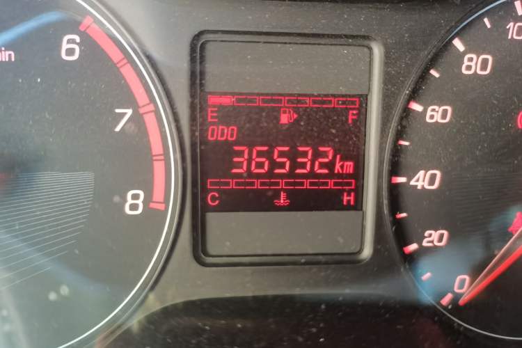 Used Baojun 310 2020 1.2L Manual Comfort Edition Odometer Close Up