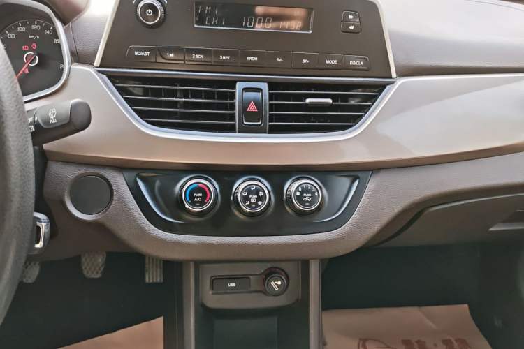 Used Baojun 310W 2017 1.5L Manual Comfort Version China V Audio And AC Panel