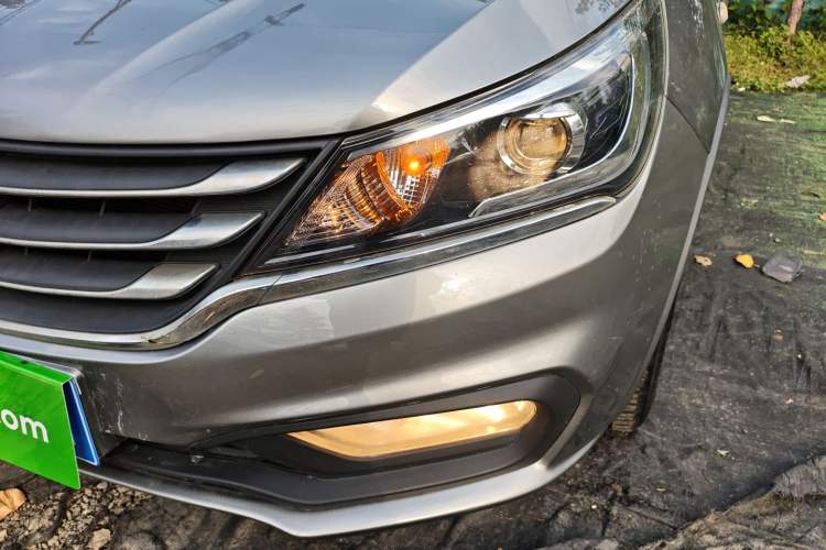 Used Baojun 310W 2017 1.5L Manual Comfort Version China V Left Front Headlight