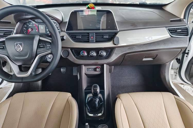 Used Baojun 310W 2017 1.5L Manual Fashion Edition China VI Interior 1