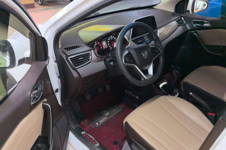 Used Baojun 310W 2017 1.5L Manual Fashion Model China V Interior 2