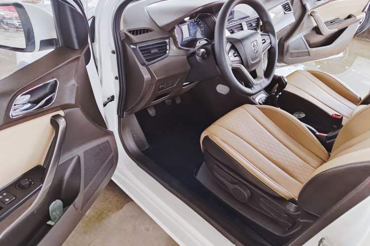 Used Baojun 310W 2017 1.5L Manual Fashion Edition China VI Interior 2