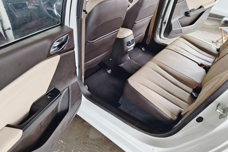Used Baojun 310W 2017 1.5L Manual Fashion Edition China VI Interior 3
