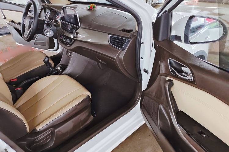 Used Baojun 310W 2017 1.5L Manual Fashion Edition China VI Interior 4